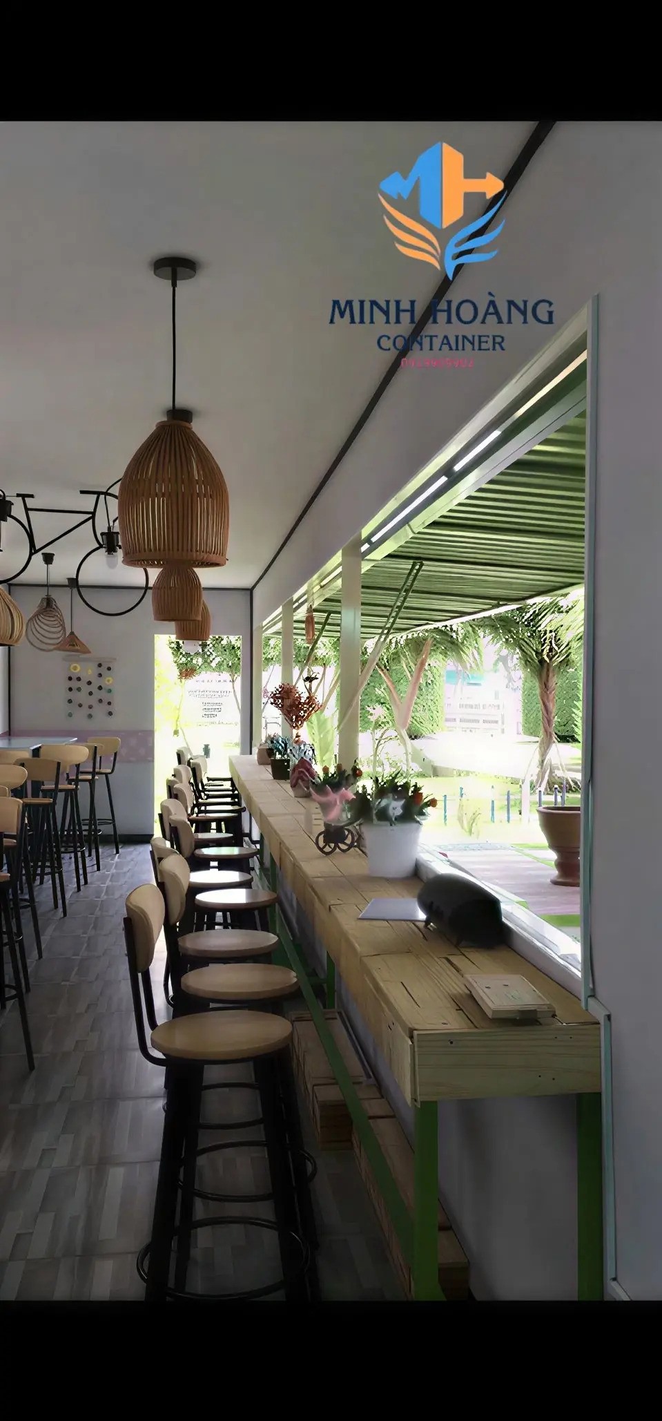 Container cafe 40 feet có sân thượng xanh lá viền đen